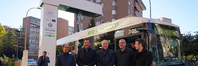 Representantes políticos vallisoletanos en la presentación oficial del pantógrafo.