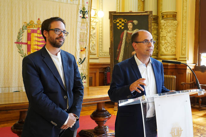 Álvaro Fernández Heredia (a la izquierda) durante su presentación como gerente de Auvasa.