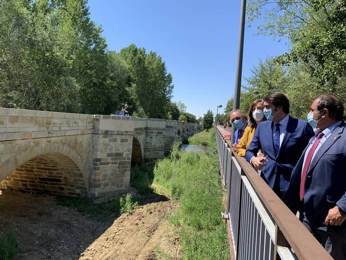 El consejero castellanoyleonés de Fomento y Medio Ambiente, Juan Carlos Suárez-Quiñones, ha visitado el resultado de las obras de reconstrucción y remodelación del puente de Saldaña.