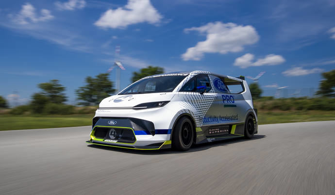 Aterriza la Ford Pro SuperVan Eléctrica con un estilo atrevido y 2.000 CV