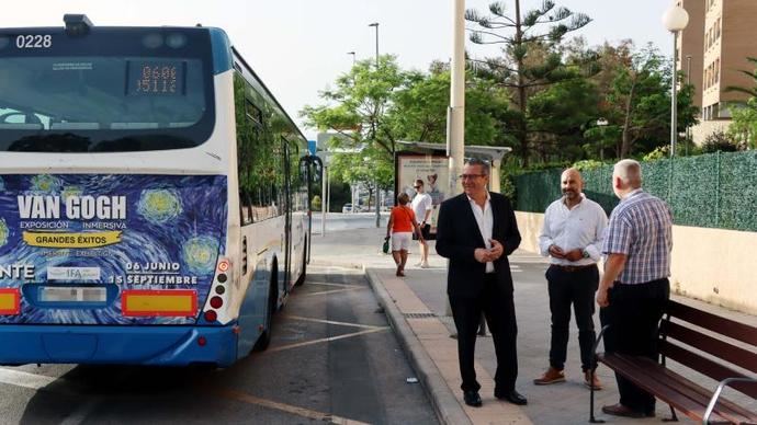 Benidorm mejora su servicio con la instalación de ocho nuevas marquesinas