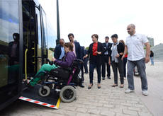 persona con movilidad reducida subiendo a un autobús adaptado de la Junta de Andalucía