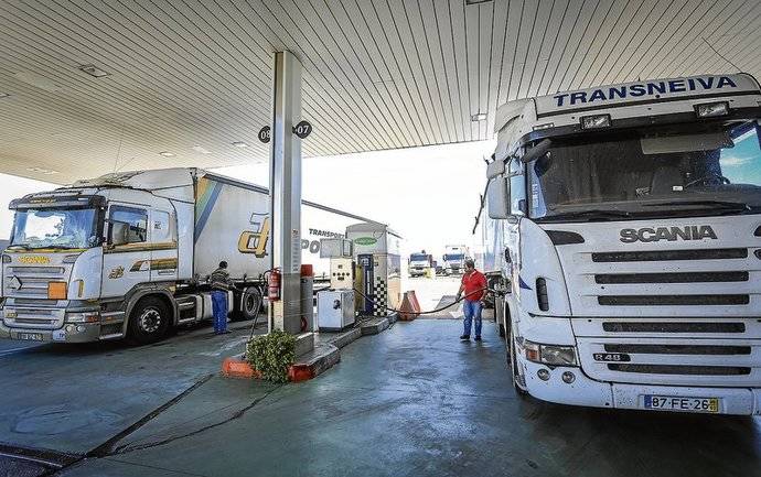 Dos camiones repostan en una estación de servicio.