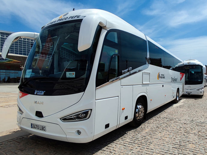 Si vas a salir durante estas fiestas, mejor en bus