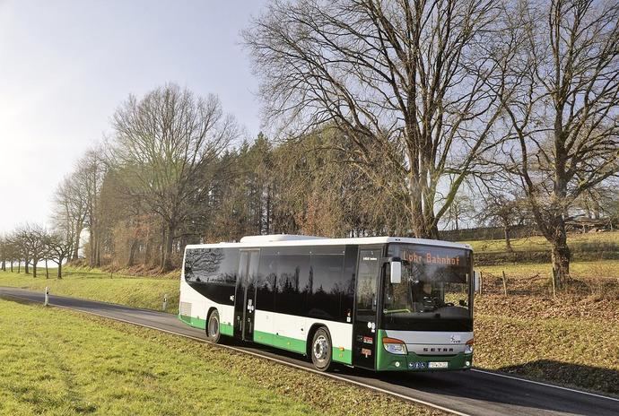 Un autobús suburbano de Setra con asientos de autocar