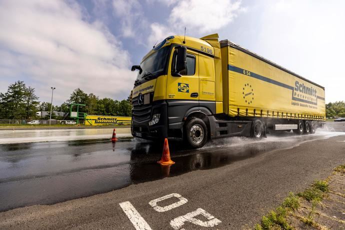 Mercedes-Benz imparte un curso sobre su nuevo freno de emergencia