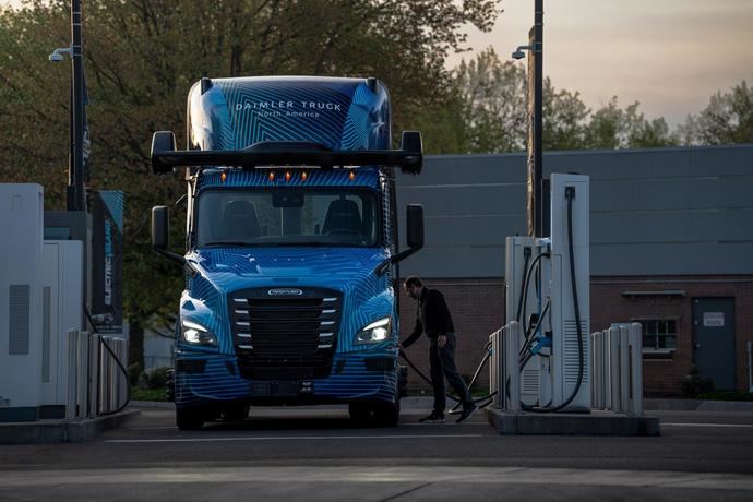 Daimler Truck trabaja en soluciones autónomas y de cero emisiones