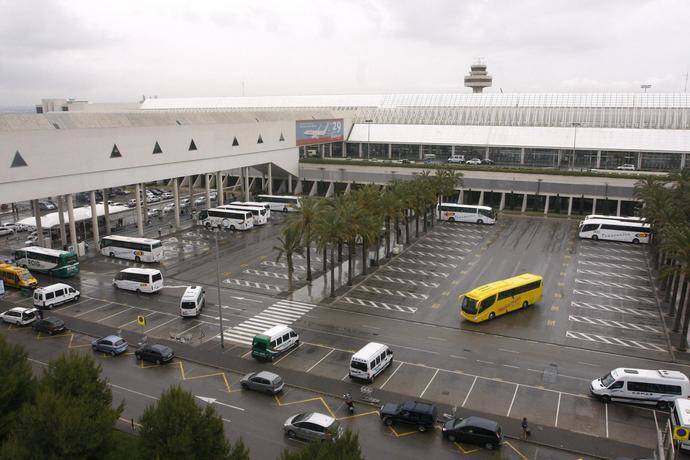 Aparcamiento de autobuses de un aeropuerto.