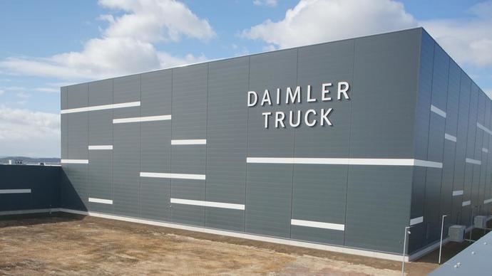 Daimler Truck instala su logotipo en el Global Parts Center de Halberstadt