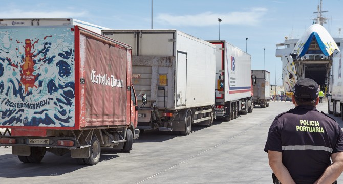 Los transportistas de baleares instan a la calma por el retraso en la entrega