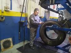 Operario en el proceso de recauchutado de neumáticos Bridgestone.