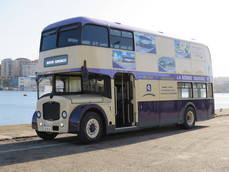 Autos González presenta su autobús inglés en la feria nupcial VigoBodas.