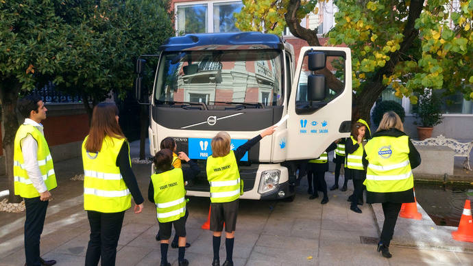 ‘Para, mira, saluda’, programa de Volvo para mejorar la seguridad infantil