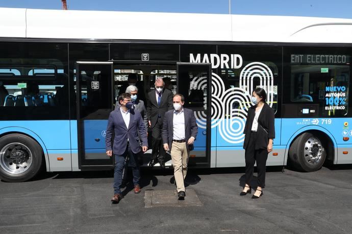 Carabante comprueba los nuevos autobuses eléctricos de la flota de la EMT