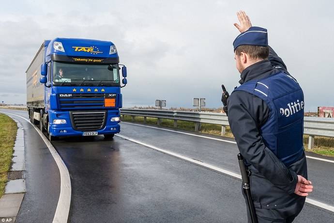 Un camión es parado para un control rutinario en una carretera francesa.