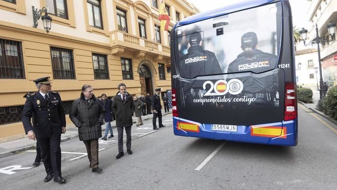 El autobús de Oviedo conmemora los 200 años de la Policía Nacional