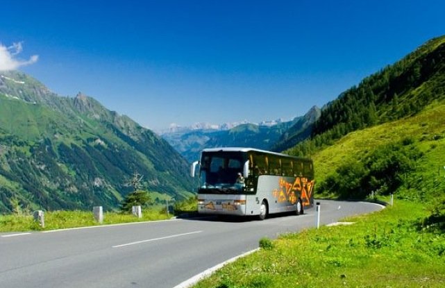 Un autocar recorre una carretera de montaña.