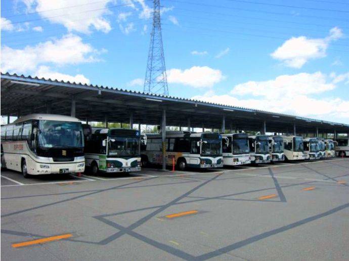 Parking con autobuses.