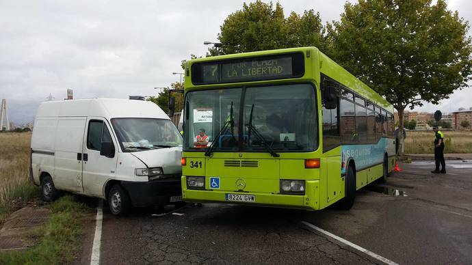 Accidente leve entre una furgoneta y un autobús.