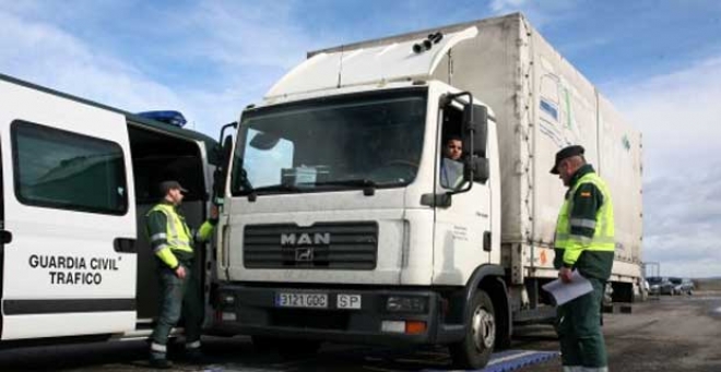 Un control de la Guardia Civil realiza el pesaje de un camión.