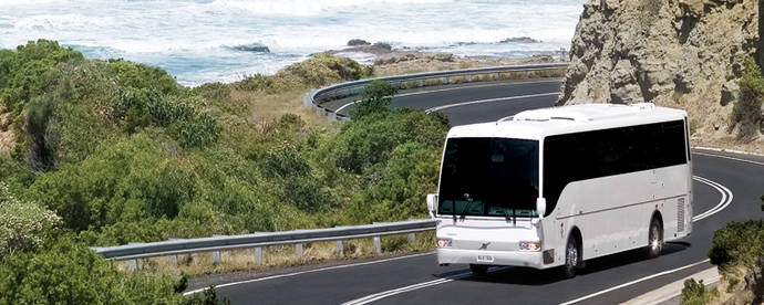 Un autocar circula por una carretera.