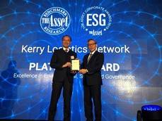 George Yeo recibe el Platinum Award.