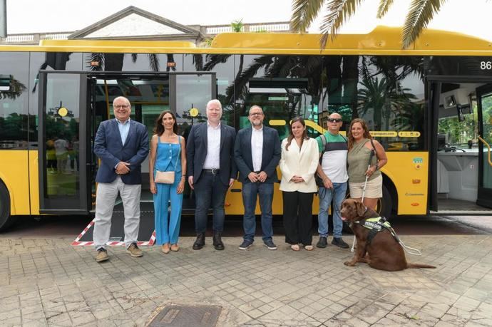 Guaguas Municipales facilita el acceso de perros de asistencia junto a sus dueños