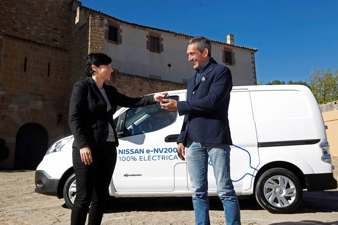 Nissan ha hecho entrega de la furgoneta e-NV200 a la bodega Oller del Mas.