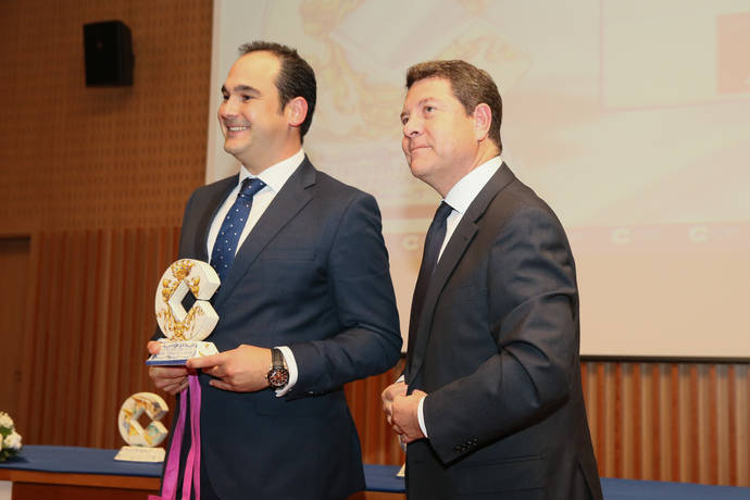 Moisés Serrano Villagarcía, Gerente de Moisés Serrano e Hijos, Concesionario oficial Linde para Toledo, recibió de manos de Emiliano García Page el Premio Cope Castilla-La Mancha por sus 25 años de trayectoria.