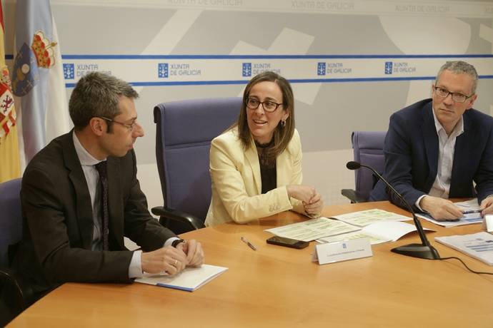 La consejera gallega de Infraestructuras y Vivienda, Ethel Vázquez (en el medio) durante la presentación del Plan.