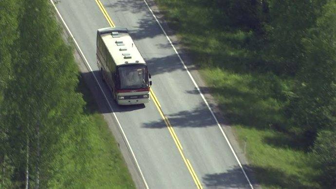 Un autocar recorre una carretera.