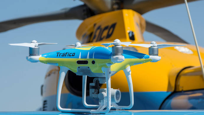 Helicóptero y dron de vigilancia de la DGT.