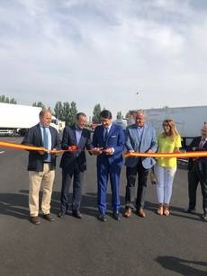 Suárez-Quiñones corta la cinta del centro de transportes de Guijuelo.