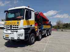 Grúa Arocs Mercedes-Benz.
