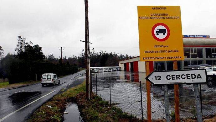 La carretera está cortada al tráfico pesado mientras se realizan las obras de mejora.