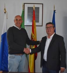 El alcalde de Setenil de las Bodegas, Rafael Vargas, junto al gerente de Autocares Sierra de las Nieves, Juan Antonio Jiménez.