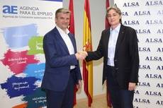 El director general de la División de Transporte en España de ALSA, Víctor Manuel López, y la delegada del Área de Gobierno de Equidad, Derechos Sociales y Empleo del Ayuntamiento de Madrid, Marta Higueras.