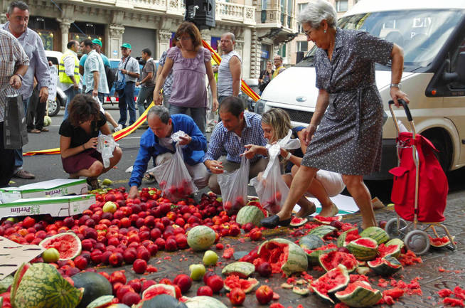 Fruta desparramada en la carretera.