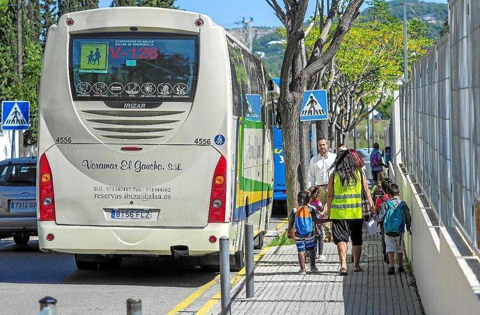 Un autobús de transporte escolar.