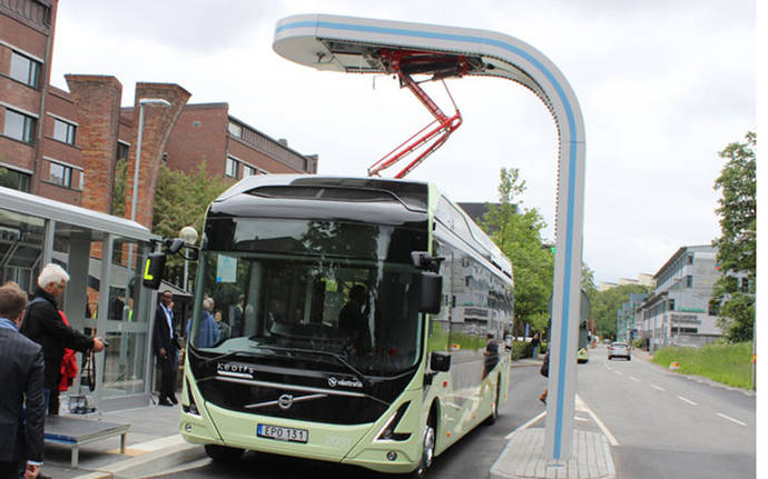 Un autobús Volvo cargándose mediante pantógrafo.