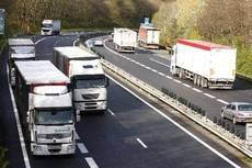 Imagen de archivo camiones circulando por las carreteras españolas