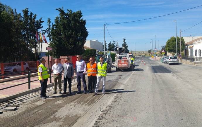 El director general de Carreteras, José Antonio Fernández Lladó, durante la visita a las obras de refuerzo de firme en la carretera RM-601.