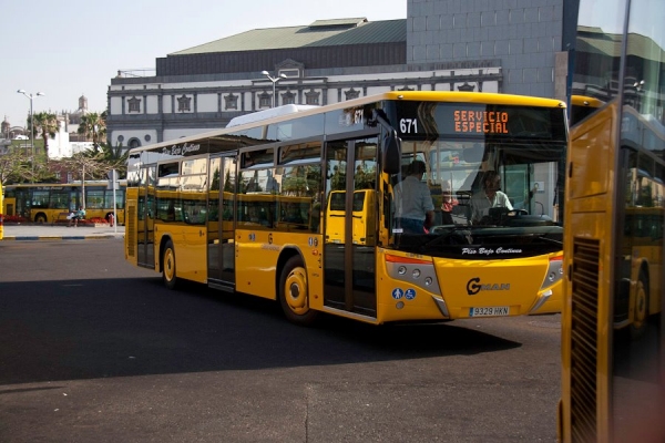 Ocho meses de prisión y 3.000 euros de multa por romper la luna delantera de un autobús