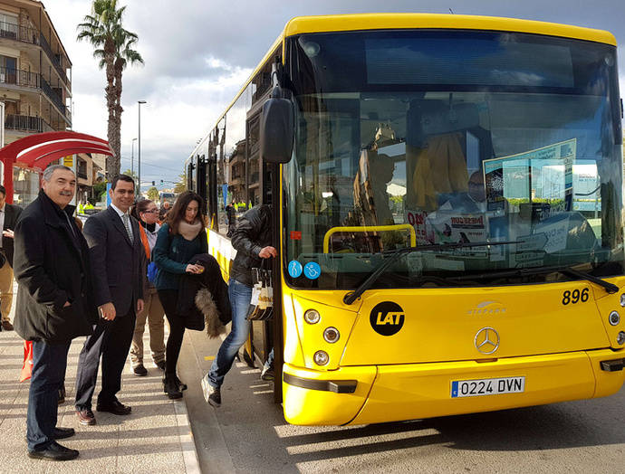Imagen de archivo del director general murciano de Transportes, Costas y Puertos, José Ramón Díez de Revenga, durante la puesta en servicio de una nueva parada de autobús en Beniel.