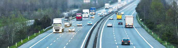 Autopista con tráfico.