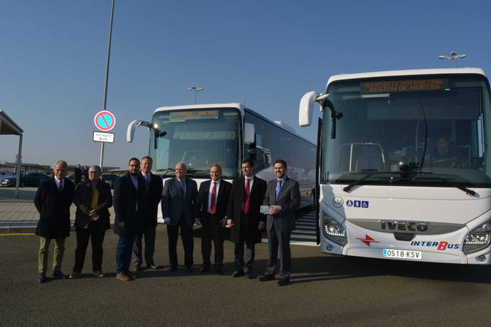 Los autobuses para la nueva línea del aeropuerto murciano.