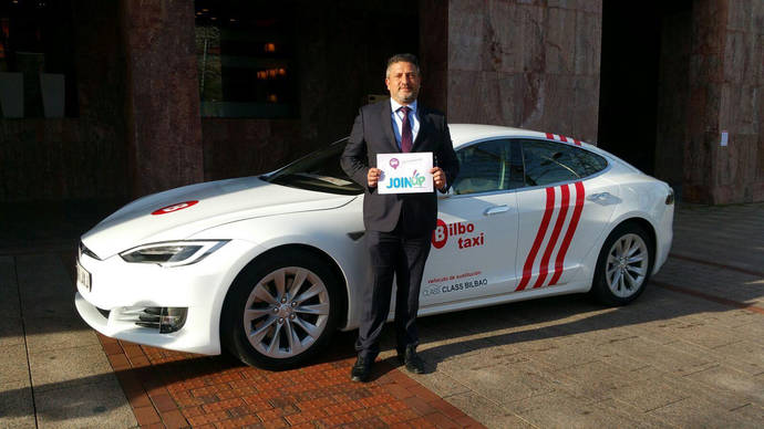 Taxista bilbaíno cuyo vehículo es propulsado por energía eléctrica.