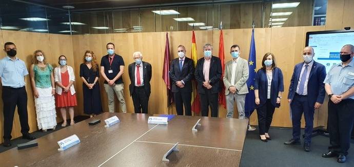 Momento del acuerdo de colaboración de EMT de Madrid con con cuatro entidades sin ánimo de lucro.