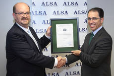 El director general de la División de Mantenimiento de Alsa, Miguel Ángel Alonso, ha recibido el reconocimiento del director de Certificación de Aenor, Manuel Romero.