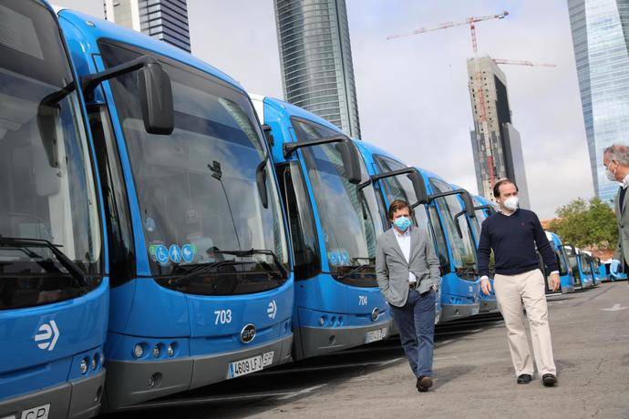 José Luis Martínez-Almeida y Borja Carabante han visitado el centro de operaciones de Fuencarral de EMT, para conocer los autobuses de BYD.